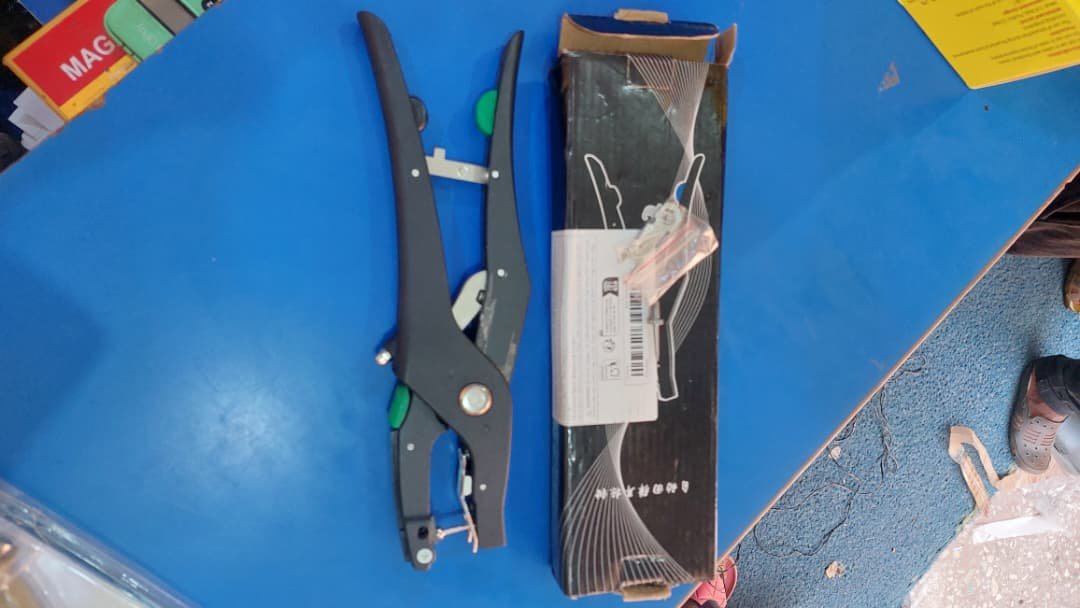 Ear tag applicator 
